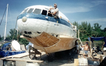 Người đàn ông độ máy bay Boeing thành du thuyền