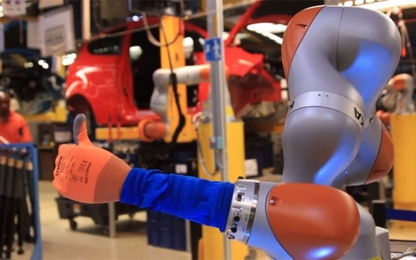 Cánh tay robot của Ford vừa biết ráp xe hơi vừa biết pha cà phê