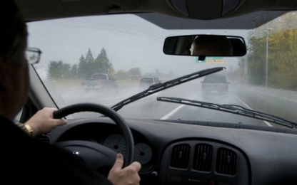 Những lưu ý khi lái xe mùa mưa bão