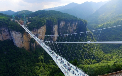 Ngắm cây cầu thủy tinh cao và dài nhất thế giới