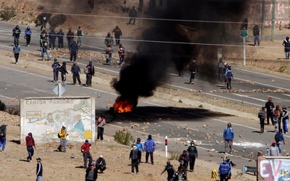 Thứ trưởng Bolivia bị thợ mỏ biểu tình đánh chết