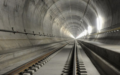 Hầm đường sắt dài nhất thế giới hoạt động sau 17 năm xây dựng