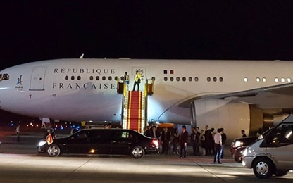 Chuyên cơ chở Tổng thống Pháp hạ cánh xuống sân bay Nội Bài