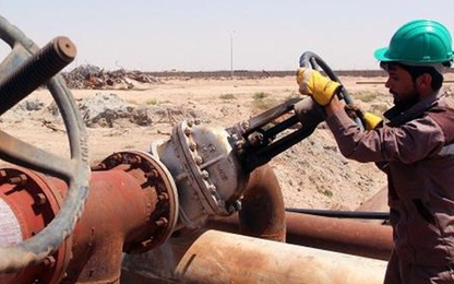 Giá dầu tăng 3% khi trữ lượng tại Mỹ sụt đột ngột