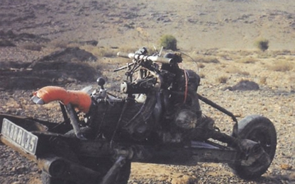 Chế tạo xe máy từ xe hơi hỏng hóc để thoát khỏi sa mạc
