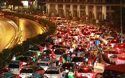 Tài xế taxi kêu thất thu vì ngập lụt ở Sài Gòn