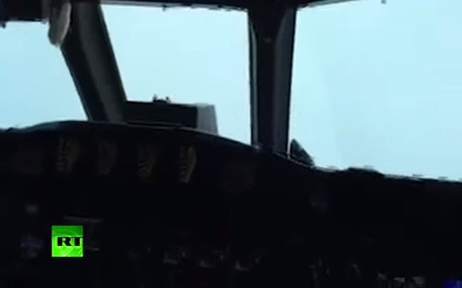 Xem cảnh phi công lao thẳng vào tâm siêu bão Matthew