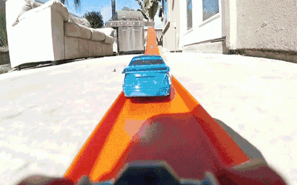 Đua xe đồ chơi dưới góc nhìn camera GoPro, chẳng khác gì Fast & Furious