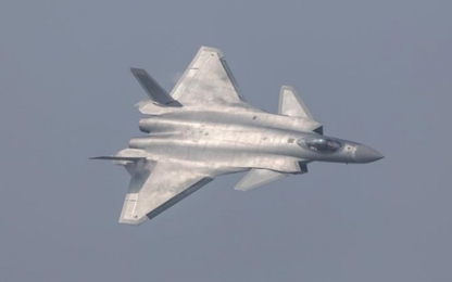 Trung Quốc trình diễn máy bay tàng hình đầu tiên cạnh tranh với F-22 Raptor