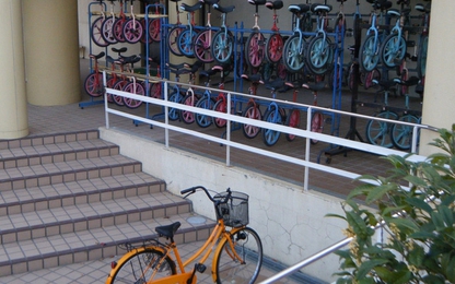 Người Nhật giáo dục trẻ em tự lập bằng cách đi xe đạp một bánh