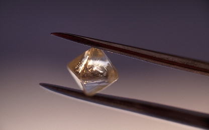 Biến chất thải hạt nhân thành pin sạch… nhờ kim cương