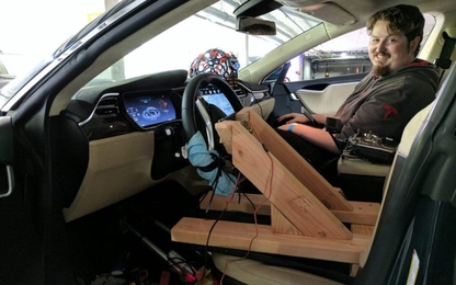 Hacker biến Tesla Model S thành chiếc xe có thể điều khiển bằng suy nghĩ