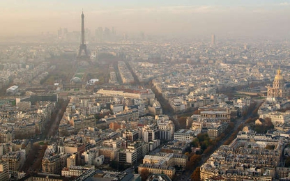Paris miễn phí mọi dịch vụ xe công cộng để giảm ô nhiễm không khí