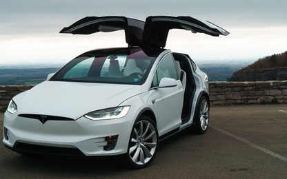 Tesla bị kiện vì Model X tự động tăng tốc, đâm nát gara chủ nhân