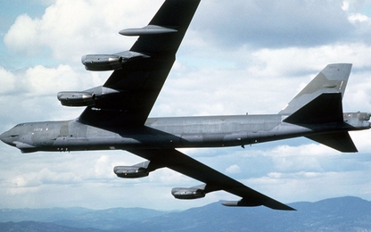 "Siêu pháo đài bay" B-52 hạ cánh an toàn sau khi rơi mất động cơ