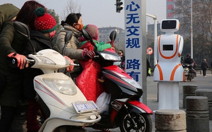 Trung Quốc bắt đầu dùng robot ngăn người đi bộ qua đường sai vị trí
