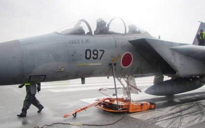 Hy hữu: Tiêm kích F-15 của Nhật Bản rơi bánh trên đường băng