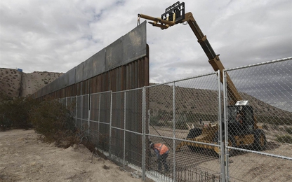 Bức tường Mỹ - Mexico đắt gần gấp đôi dự tính của ông Trump