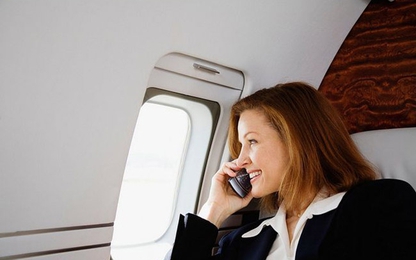 Điều gì xảy ra nếu không tắt điện thoại trên máy bay?