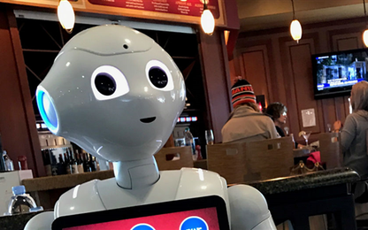 Độc đáo Robot bán bia và burger tại sân bay