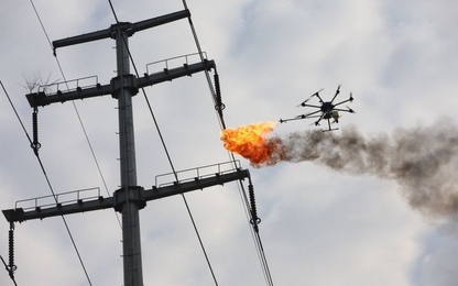 Sử dụng drone phun lửa để xóa bỏ vật cản trên dây điện
