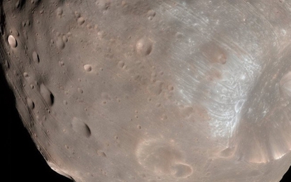 Tàu vũ trụ NASA suýt va vào Mặt Trăng của sao Hỏa