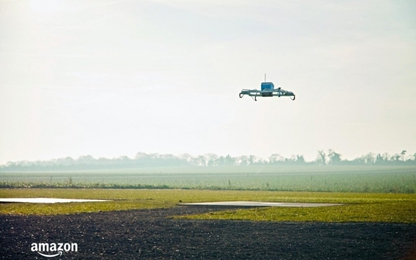 Đơn hàng đầu tiên của Amazon được giao bằng thiết bị bay không người lái