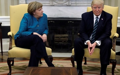 Vì sao ông Trump không bắt tay bà Merkel?