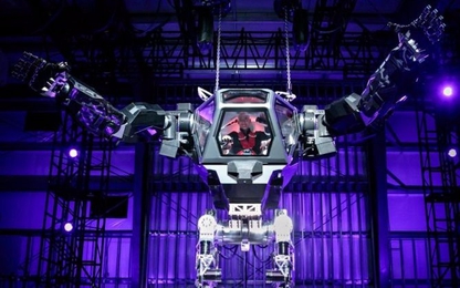 CEO Amazon lái robot khổng lồ như trong phim