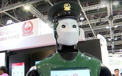 Robot cảnh sát sắp thu tiền phạt trên đường phố Dubai