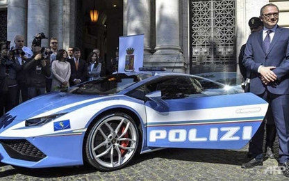 Cảnh sát Ý được "lên đời" với siêu xe Lamborghini mới