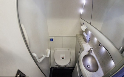 Bạn có biết "giờ vàng" để đi vệ sinh trên máy bay?