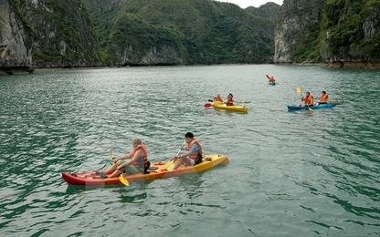 Lệnh cấm chèo thuyền kayak ở Hạ Long: Sự bất lực của quản lý