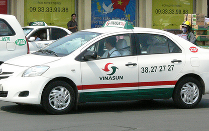 Vì sao hãng taxi Vinasun cho tài xế bán kèm bưởi trên xe?