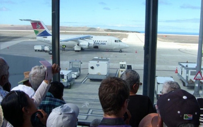 'Sân bay vô dụng nhất thế giới' đón chuyến bay đầu tiên