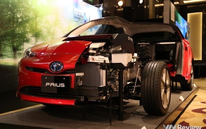 Toyota Việt Nam giới thiệu Prius Hybrid: Xe động cơ lai giữa xăng và điện