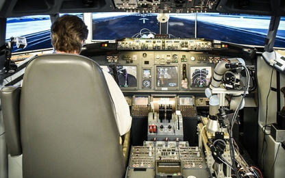 Cánh tay robot này có thể điều khiển máy bay như phi công thực thụ