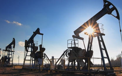 Tồn kho dầu Mỹ bất ngờ tăng, giá dầu rơi thẳng đứng