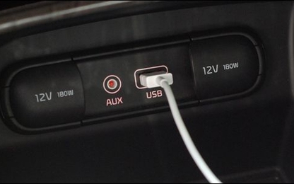 Đừng dùng cổng USB trên xe hơi nếu muốn sạc nhanh cho điện thoại