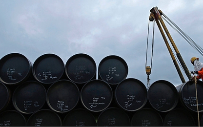 Giá dầu “ngóc đầu” tăng, nhưng vẫn bốc hơi mạnh cả tuần qua