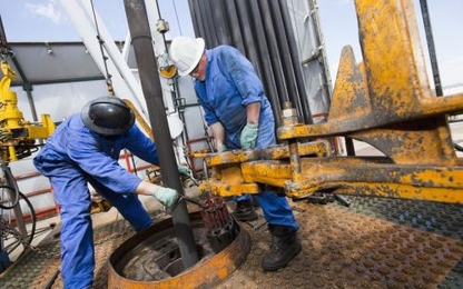 Giá dầu thế giới giảm gần 4% do dự trữ xăng của Mỹ gia tăng