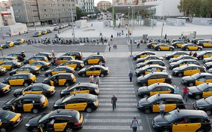 Giá giấy phép taxi tại Barcelona tăng 500%: Cuộc chiến taxi truyền thống với Uber
