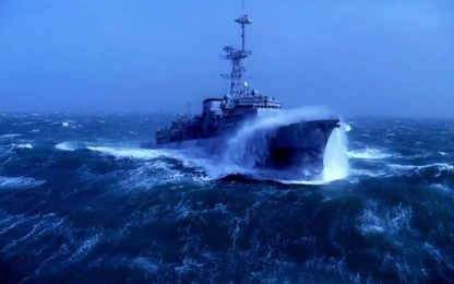 Khi tàu chiến hiện đại đối đầu với... bão biển