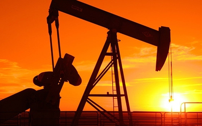 Chính phủ Mỹ hạ dự báo sản lượng, giá dầu tiếp đà tăng