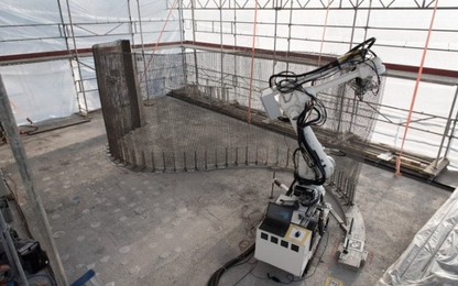 Robot Thụy Sĩ thoăn thoắt đan lưới thép xây nhà