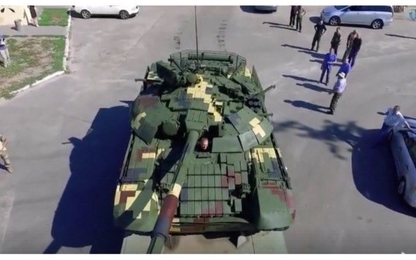 Tổng thống Ukraine khen ngợi xe tăng T-72A được hiện đại hóa