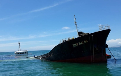Tàu chìm, 21.000 lít dầu có nguy cơ tràn ra biển