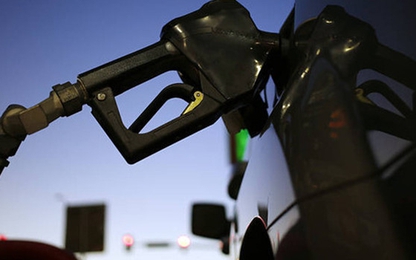 Giá dầu giảm do tồn kho tăng lần đầu tiên trong vòng 10 tuần
