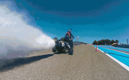 Moto chạy bằng nước mưa tăng tốc từ 0 đến 100 km/h trong 5 giây