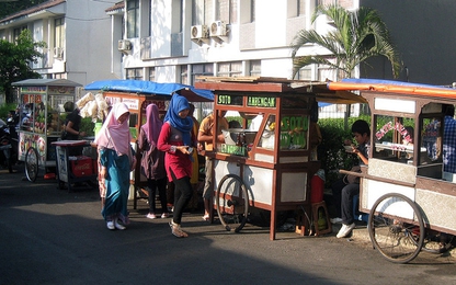 Những người bán hàng rong có thể thành cứu tinh cho nền kinh tế Indonesia